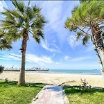 Qerret Beachfront شقة