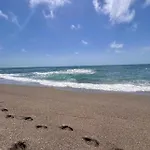 Qerret Beachfront アパート