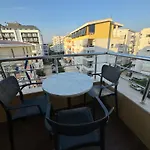 アパート Qerret Beachfront