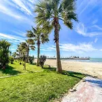 Qerret Beachfront アパート