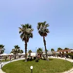 Qerret Beachfront アパート