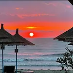 Qerret Beachfront アパート