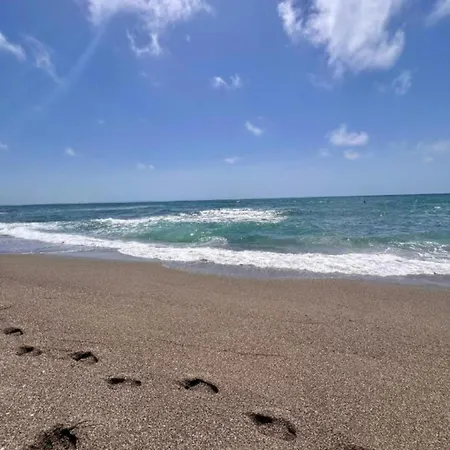 Qerret Beachfront شقة