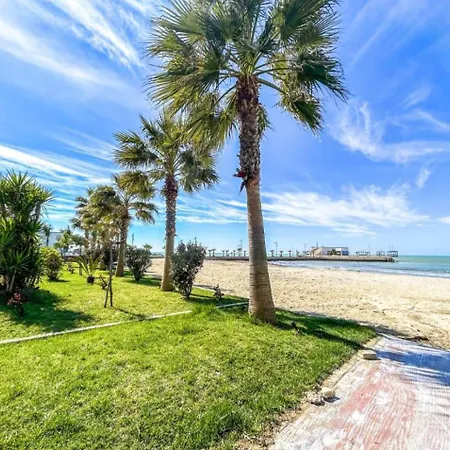 Qerret Beachfront شقة