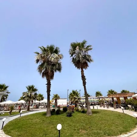 Qerret Beachfront شقة