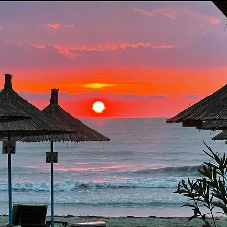 Qerret Beachfront شقة